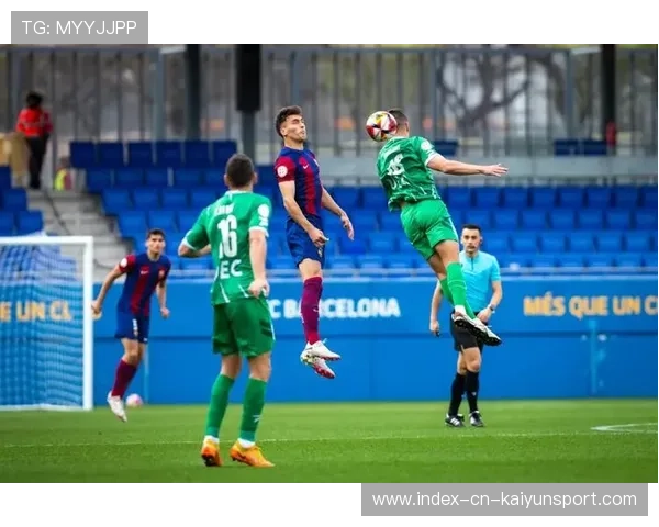 巴萨禁区混战抢点，门线前被挡出，巴萨专区